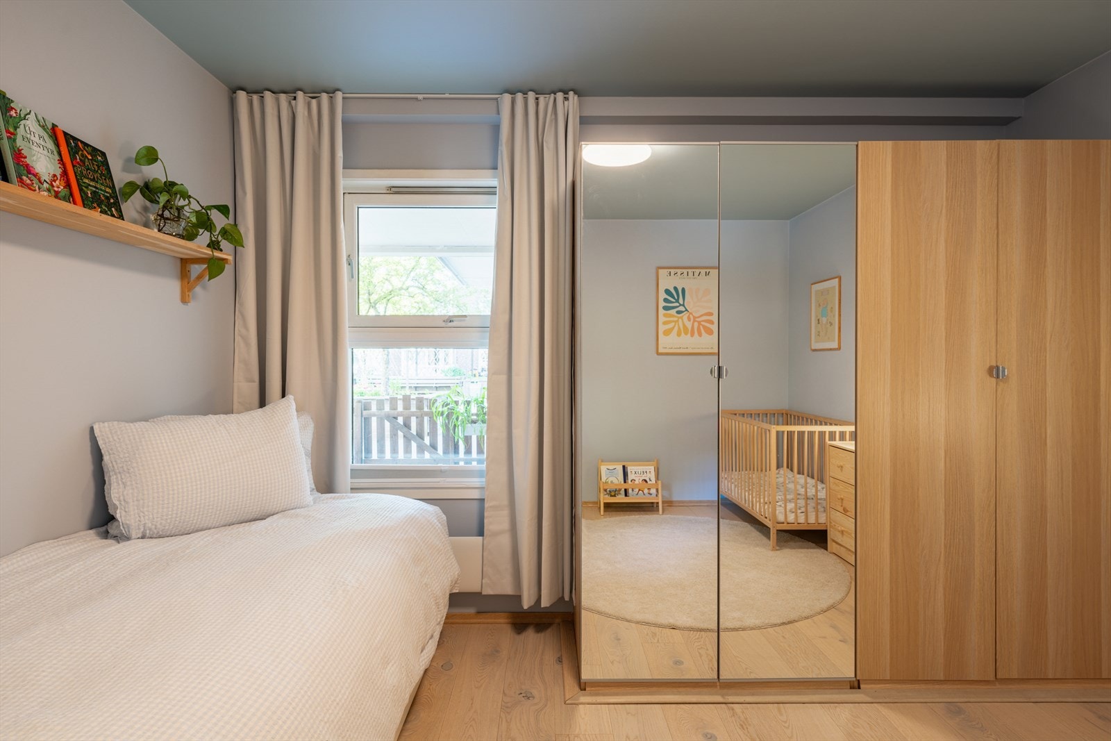 Rommet er i dag innredet som barnerom, men passer også fint til gjesterom, kontor eller soverom. Galleribilde