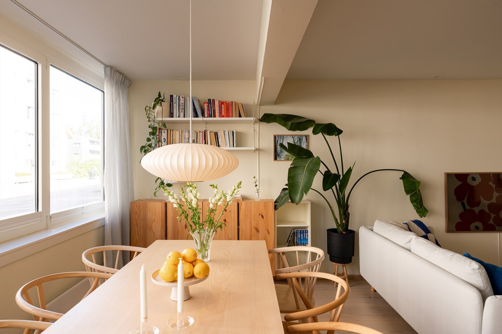 Store vindusflater gir gode lysforhold. Galleribilde