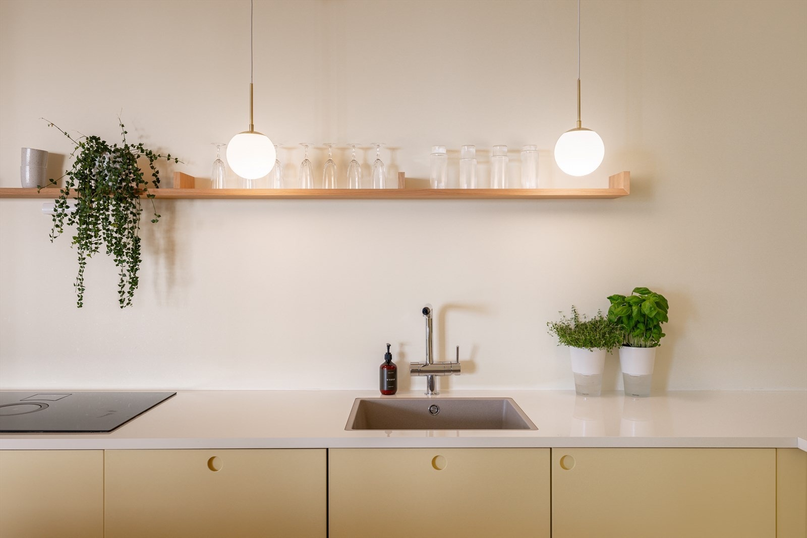 Det er godt med skap og benkeplass, samt delikat belysning som gir gode arbeidsforhold. Galleribilde