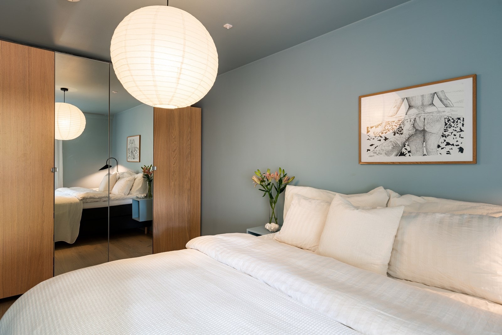 God plass til dobbeltseng, nattbord og garderobeskap. Galleribilde