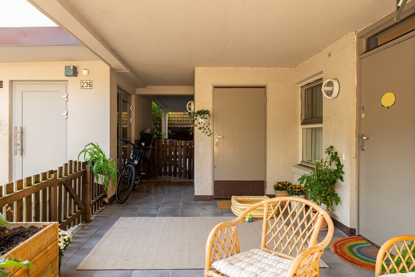 Den eksterne boden ligger praktisk til rett på utsiden av leiligheten, se pil på bildet. Galleribilde