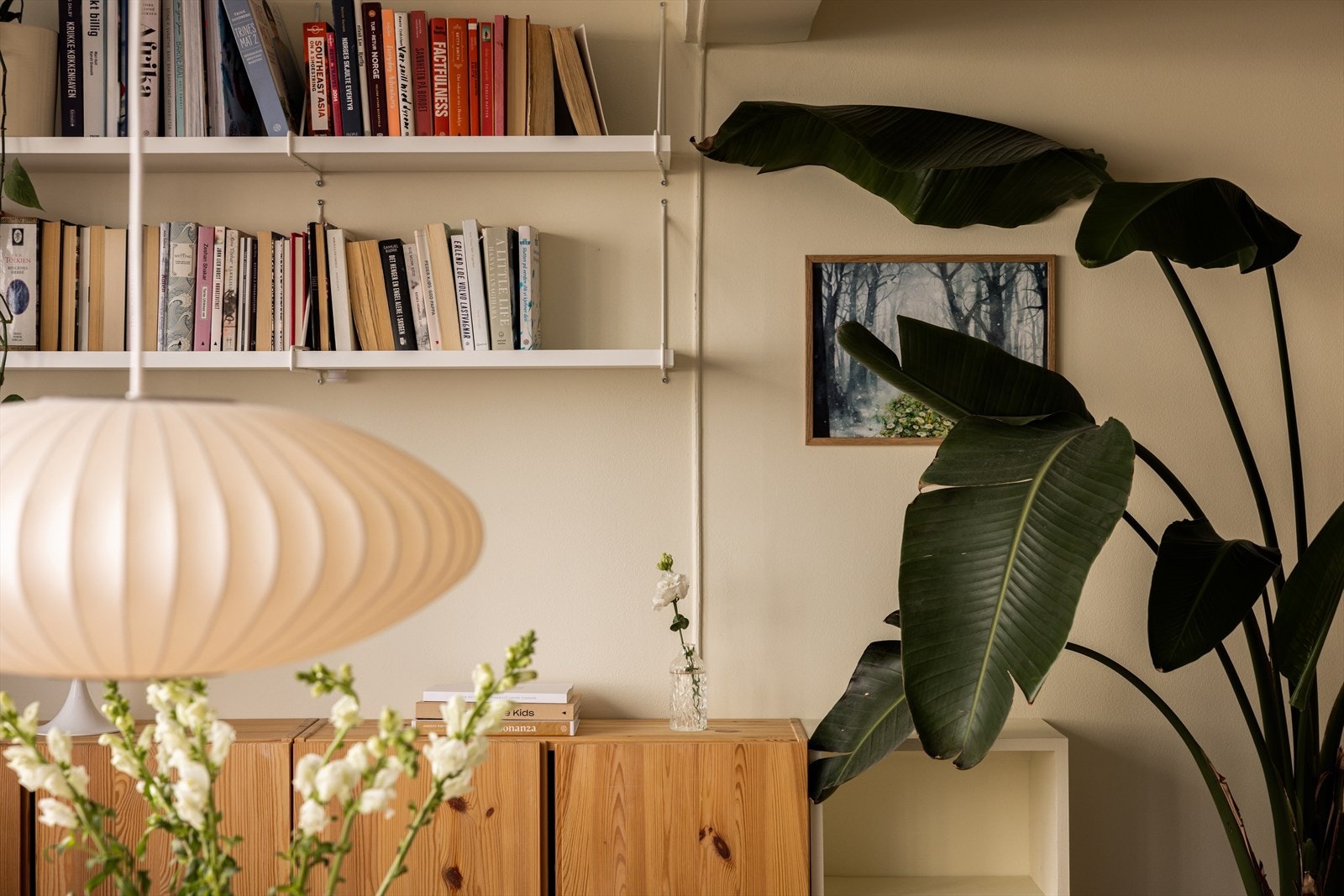 Alle vegger er overflatebehandlet og malt i nyere tid. Galleribilde