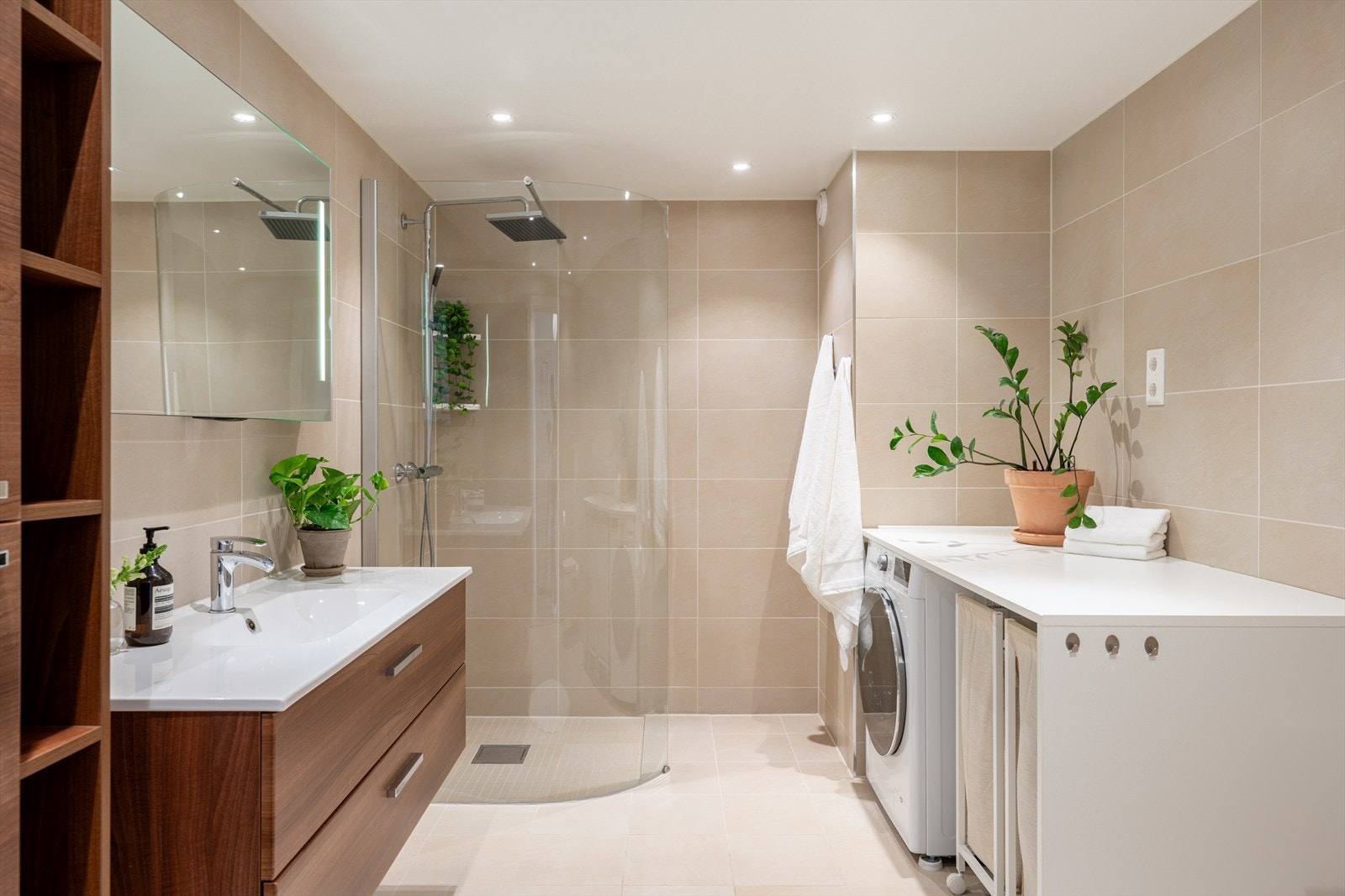 Tidløst og delikat bad fra 2014 med wc, dusj, servant og opplegg til vaskemaskin. Galleribilde