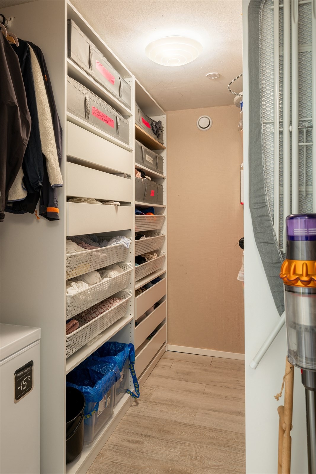 Innvendig bod med god plass til store garderobeskap, fryser, kofferter m.m. Galleribilde