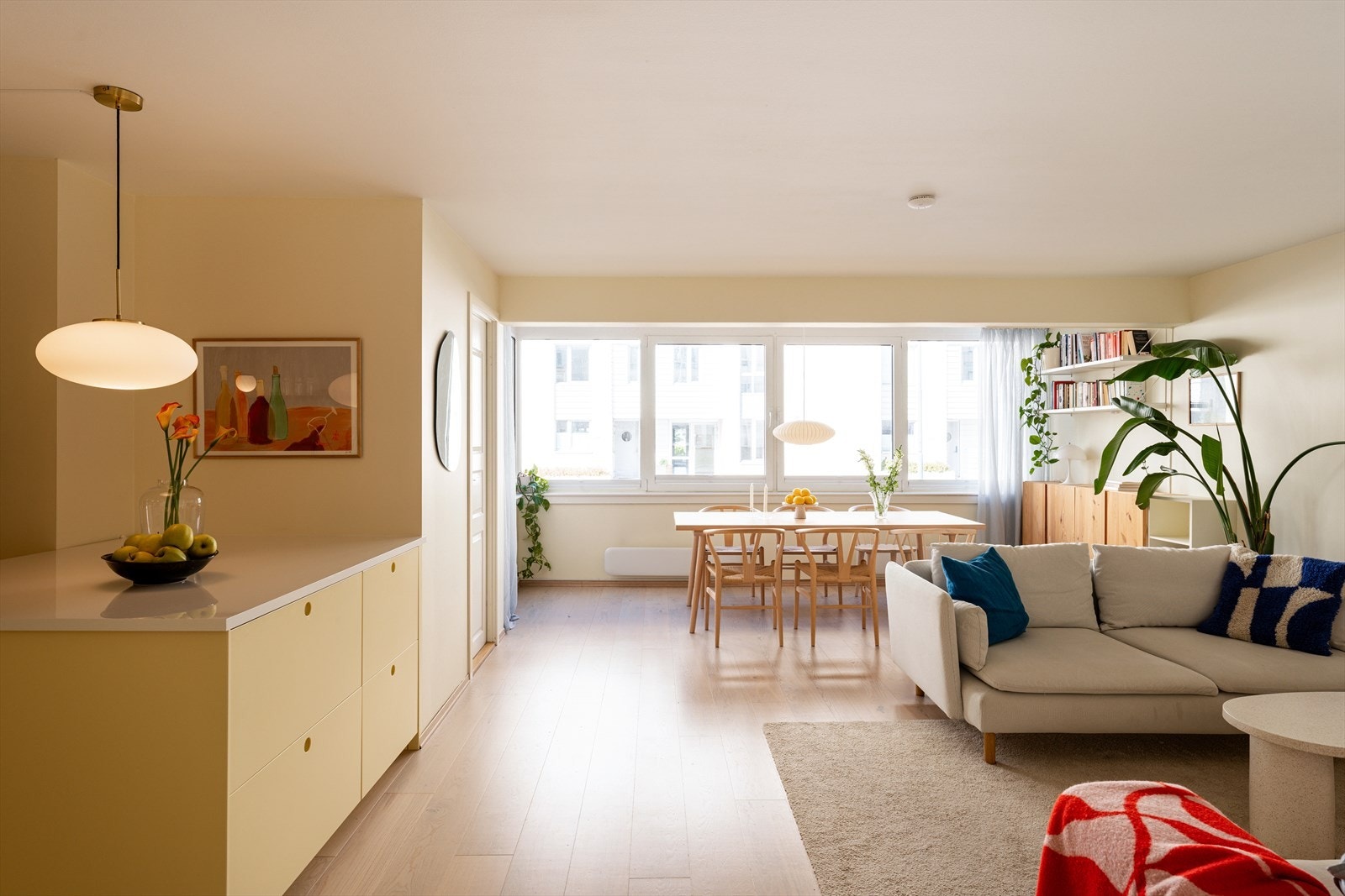 Boligen fremstår som svært lys og moderne, med gjennomtenkte farge- og materialvalg. Galleribilde