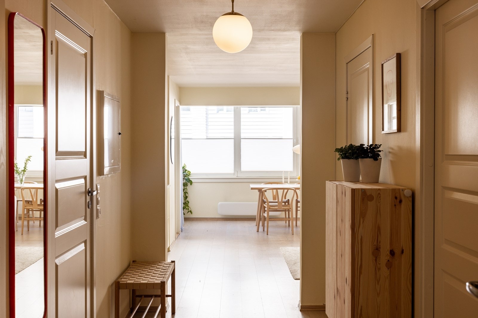 Leiligheten har en fin planløsning med oppholdsrommene samlet i den ene enden og to soverom, bod og bad i motsatt ende. Galleribilde