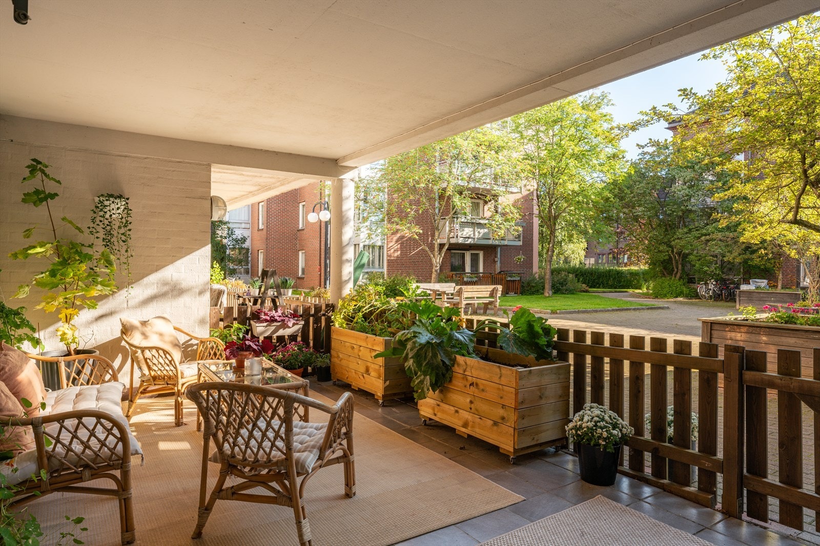 Selgers ord: "Mulighet til å følge med på barna som leker i bakgården fra egen uteplass. Så å si "lukket" bakgård hvor trafikkert vei er svært begrenset og det er gangvei i andre enden. Galleribilde