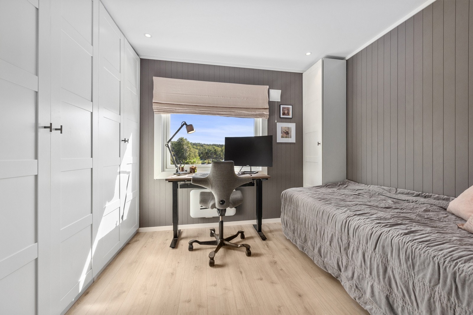 Det ene soverommet har en bred rekke med garderobeskap Galleribilde