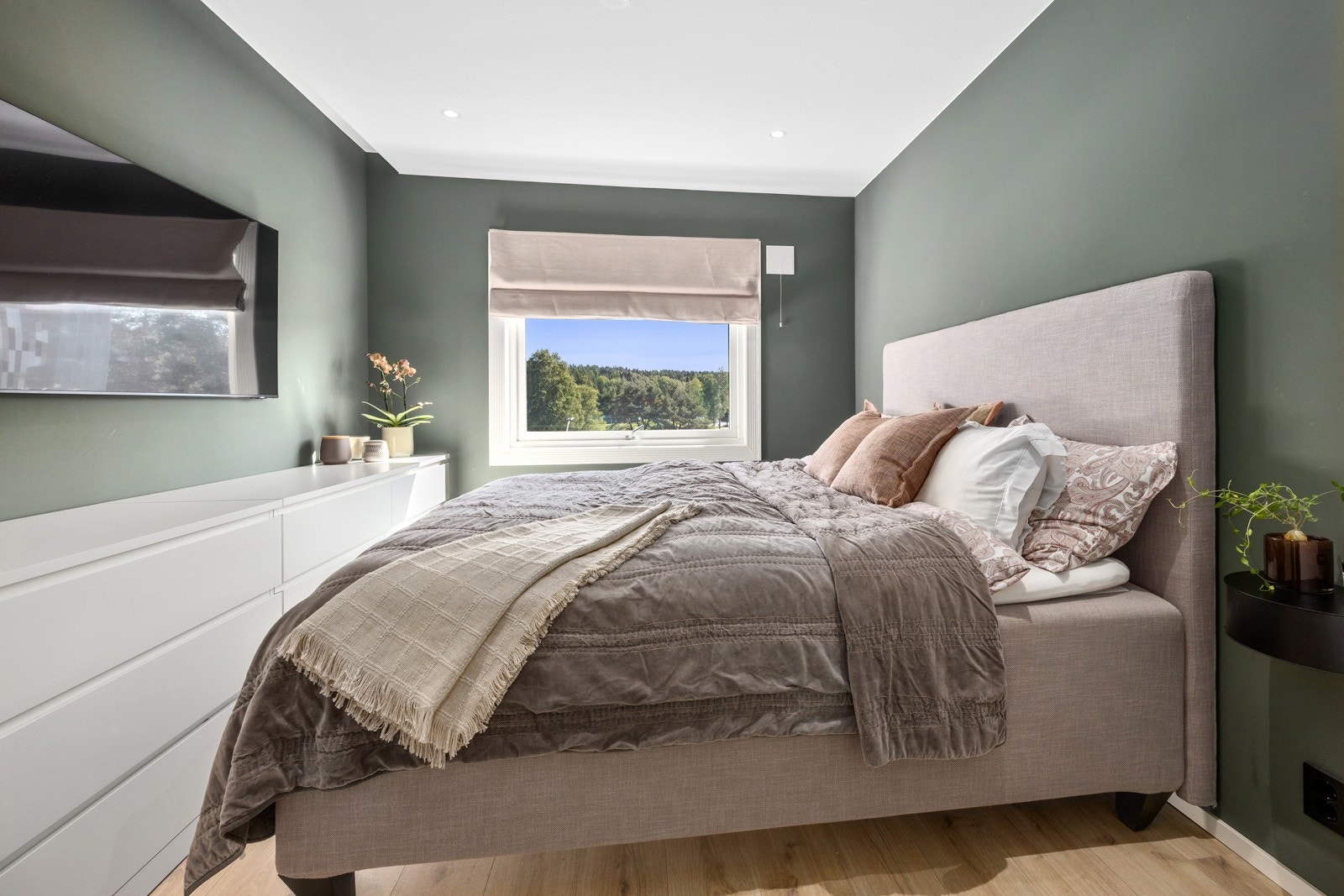 Det er to gode soverom i leiligheten, og begge har store, østvendte vinduer. Galleribilde