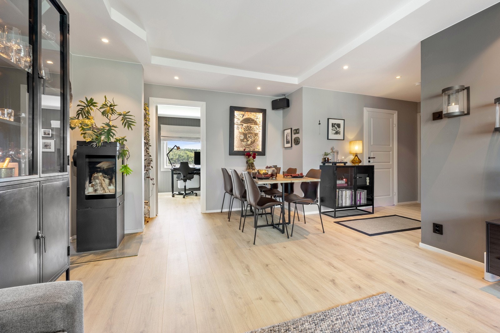 I 2023 ble det montert en moderne peisovn fra Norpeis i stuen. Galleribilde