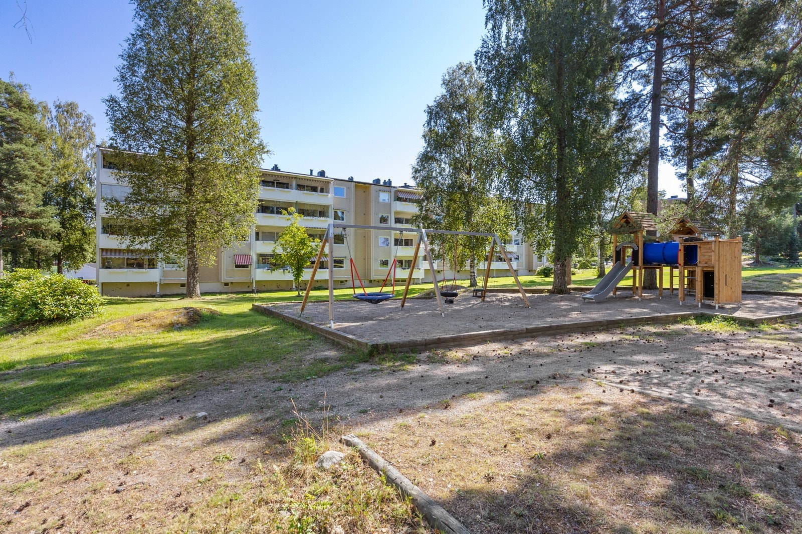 Lekeapparater og sittebenker til felles anvendelse. Galleribilde