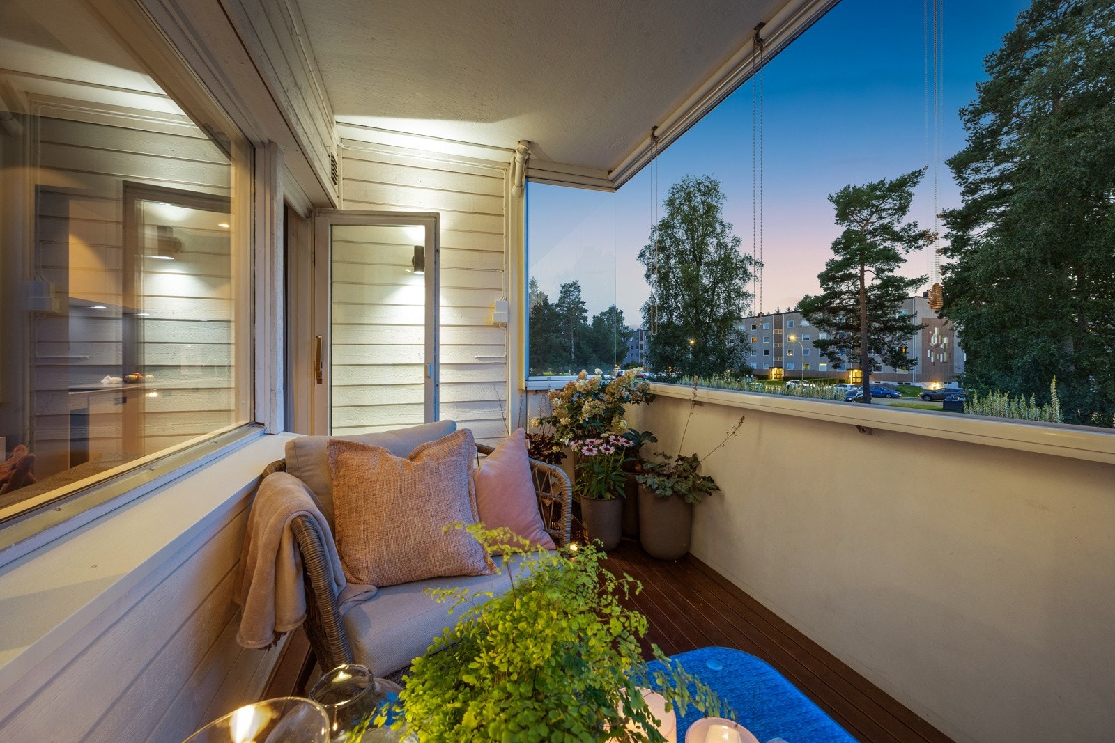 Det er montert stemningsfull utebelysning på balkongen. Galleribilde