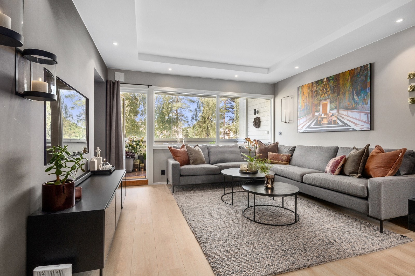 Stuen oppleves som luftig og innbydende, og rommet byr på fin møbleringsfrihet. Galleribilde