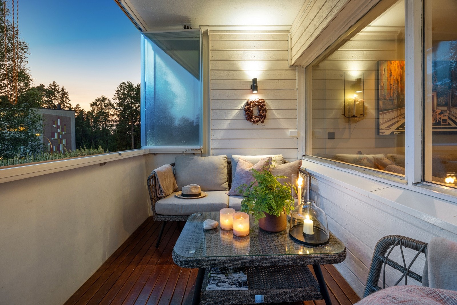 På varme sommerdager kan innglassingen på balkongen skyves helt til side. Galleribilde