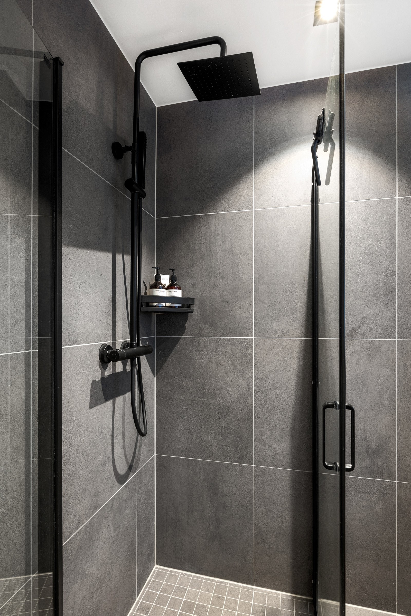 På badet er det et dusjhjørne med regnfallsdusj og innfellbare glassdører. Galleribilde