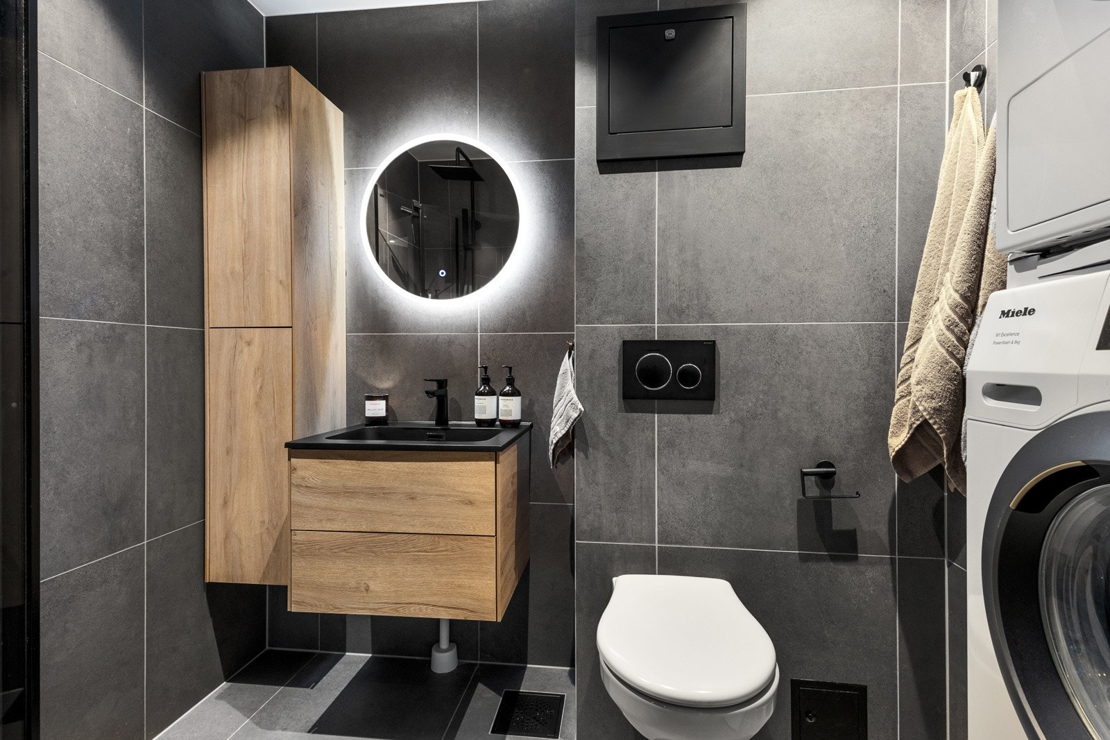 Det er god oppbevaringsplass i den moderne baderomsinnredningen. Galleribilde