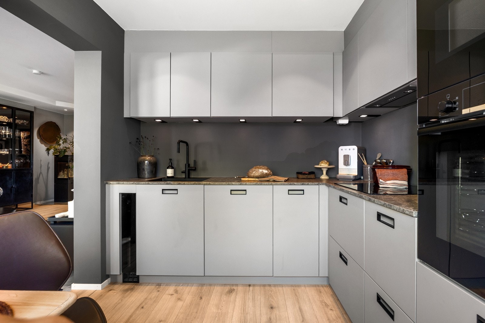 Innredningen fra Kvik er utstyrt med vinskap, oppvaskmaskin, kjøl-/fryseskap, mikro, stekeovn og induksjonstopp. Galleribilde