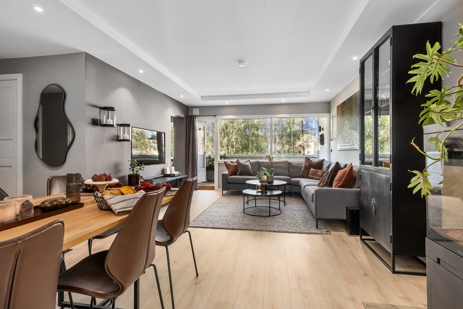 Det er god plass til både sofagruppe, tv-/mediastasjon og spisebord i stuen. Galleribilde