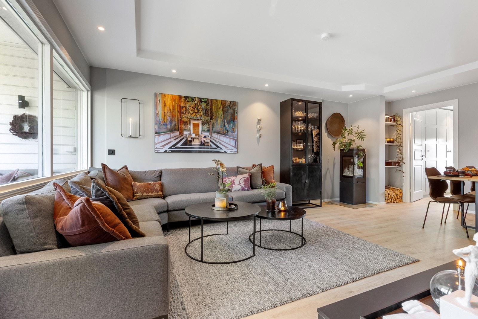 I 2022 ble stuen malt opp i en dus, delikat gråtone. Galleribilde