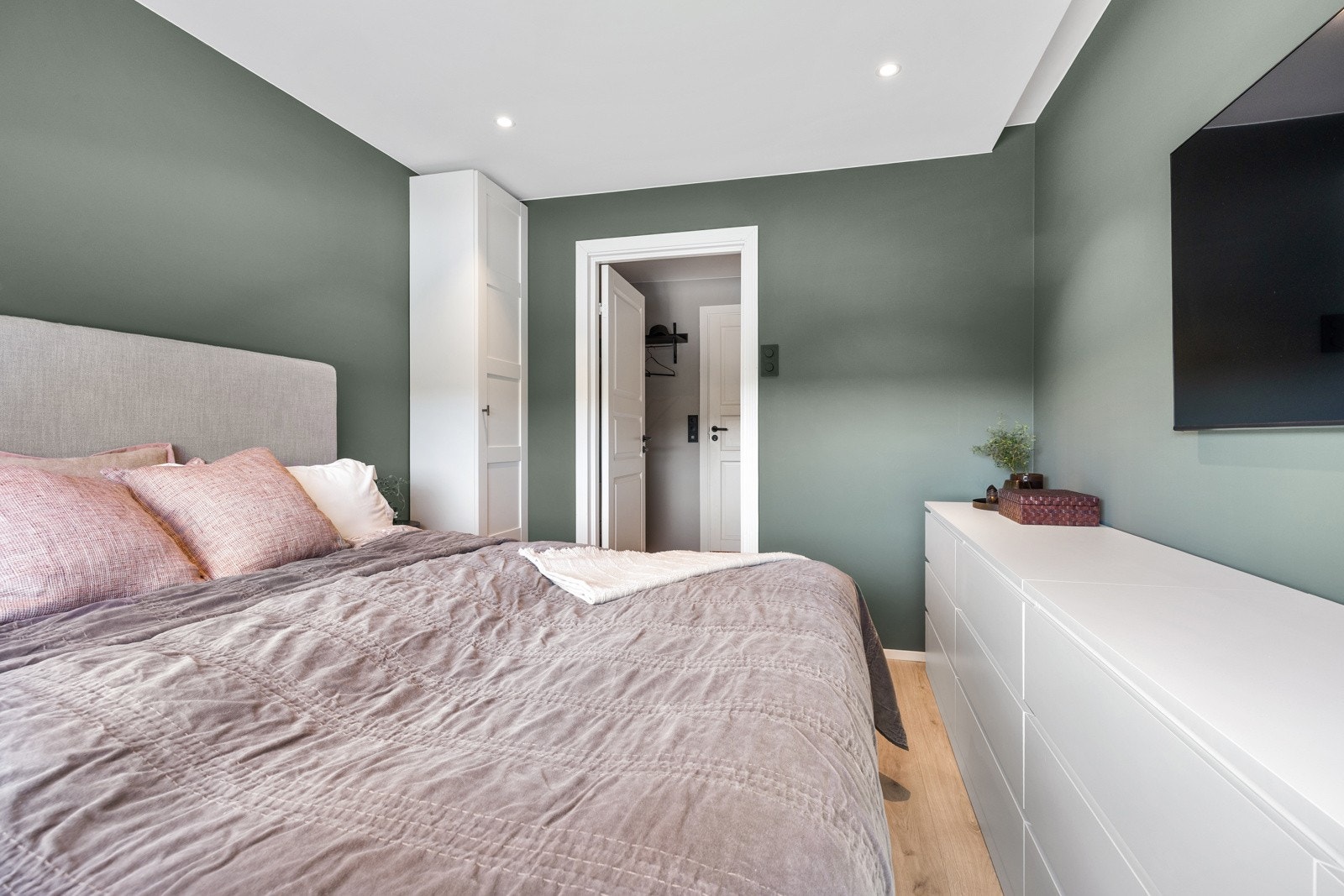 Soverommene er pent pusset opp i tidsmessige farger som matcher det lyse laminatgulvet. Galleribilde