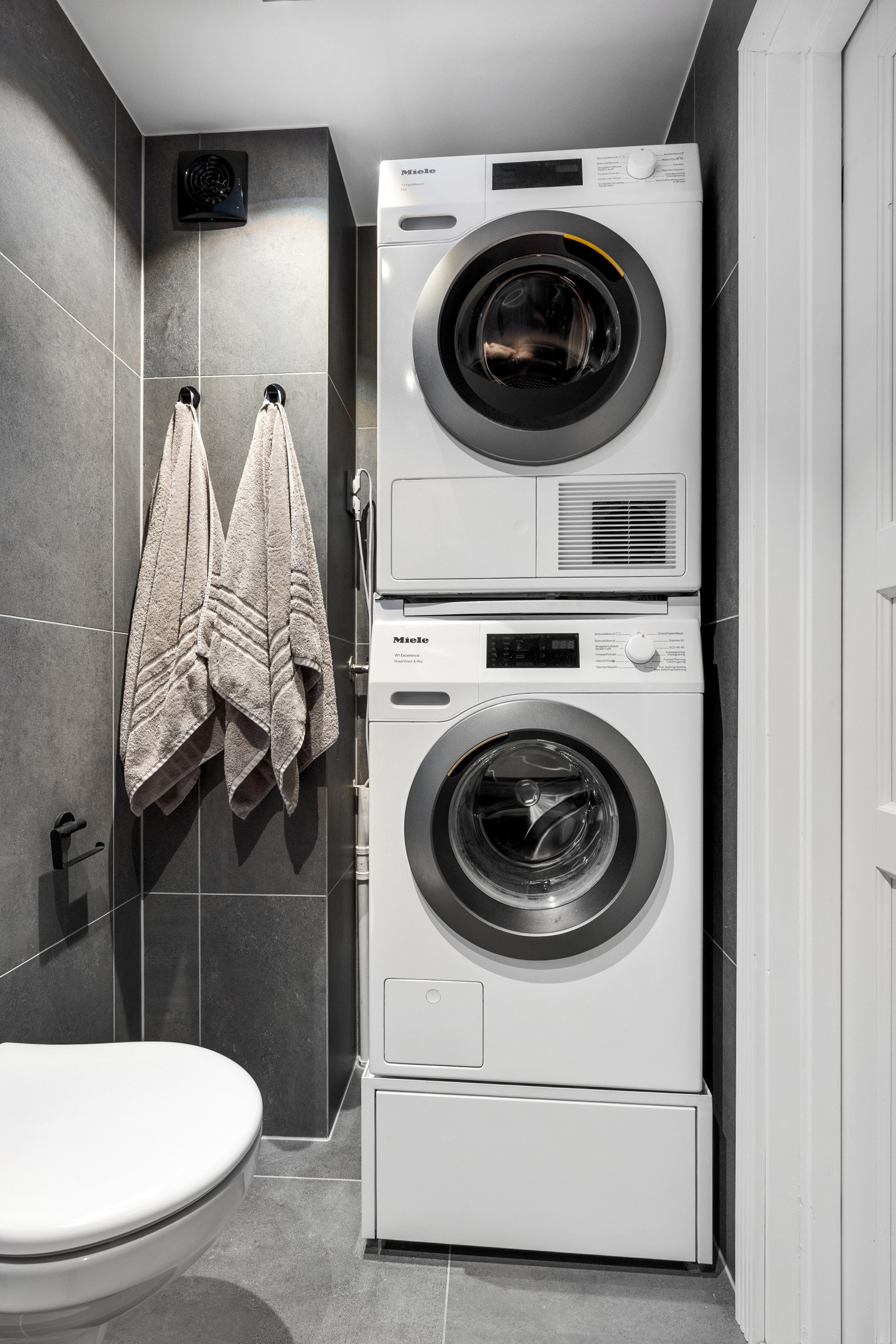 Det er opplegg og plass for vaskesøyle på badet. Galleribilde