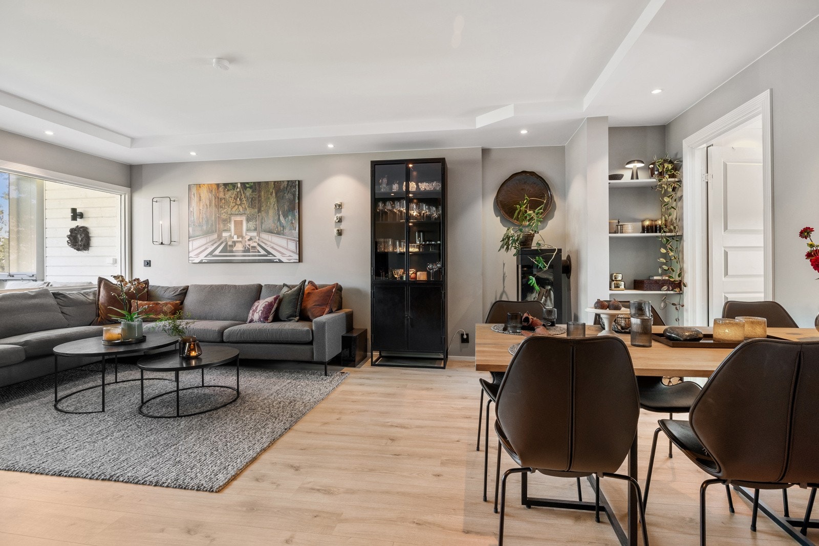 På dagtid strømmer dagslyset inn via store, vestvendte vinduer. Galleribilde