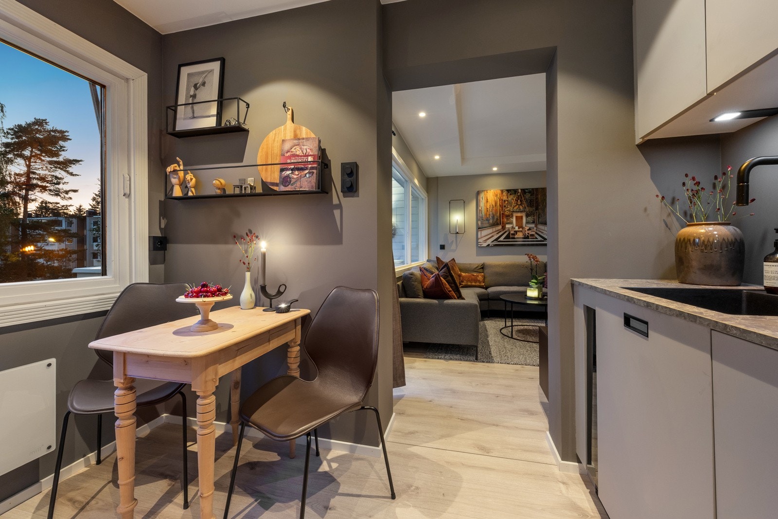 Veggene på kjøkkenet er malt i en gråtone som matcher innredningen og gir en fin helhet. Galleribilde