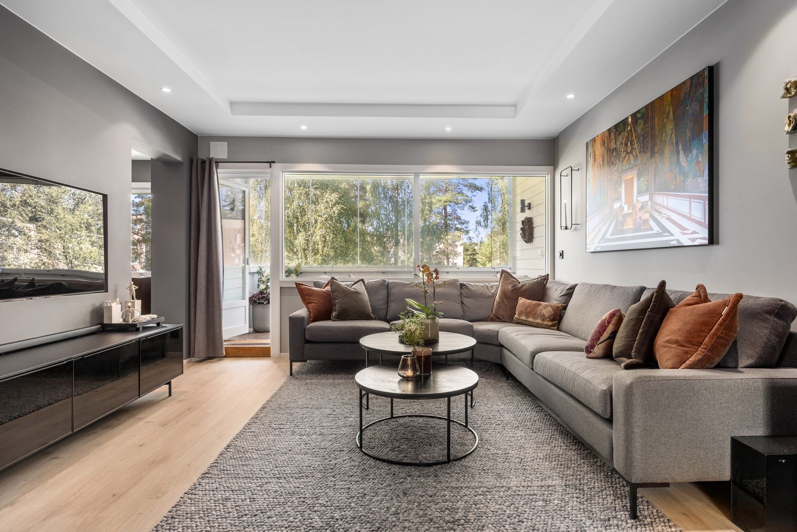 Fra stuen er det utgang til en vestvendt, innglasset balkong. Galleribilde