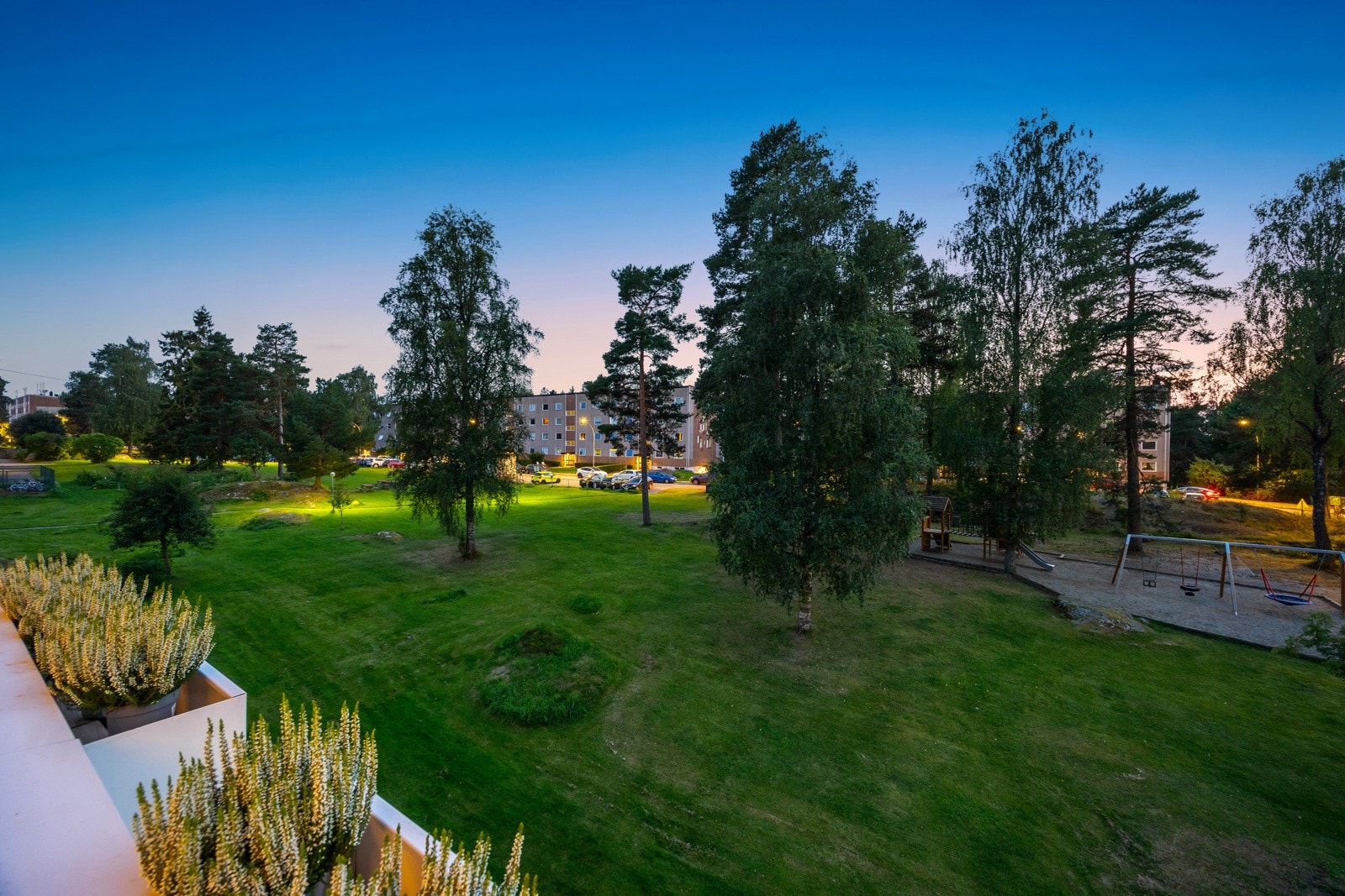 Fra balkongen er det fint utsyn over de grønne, velstelte fellesområdene. Galleribilde