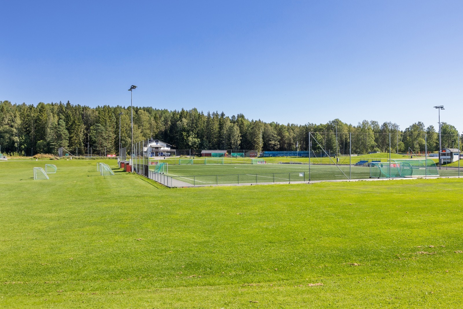Nærområdet har mange aktivitetsmuligheter og fritidstilbud for både liten og stor. Her fra Haraløkka idrettsanlegg. Galleribilde