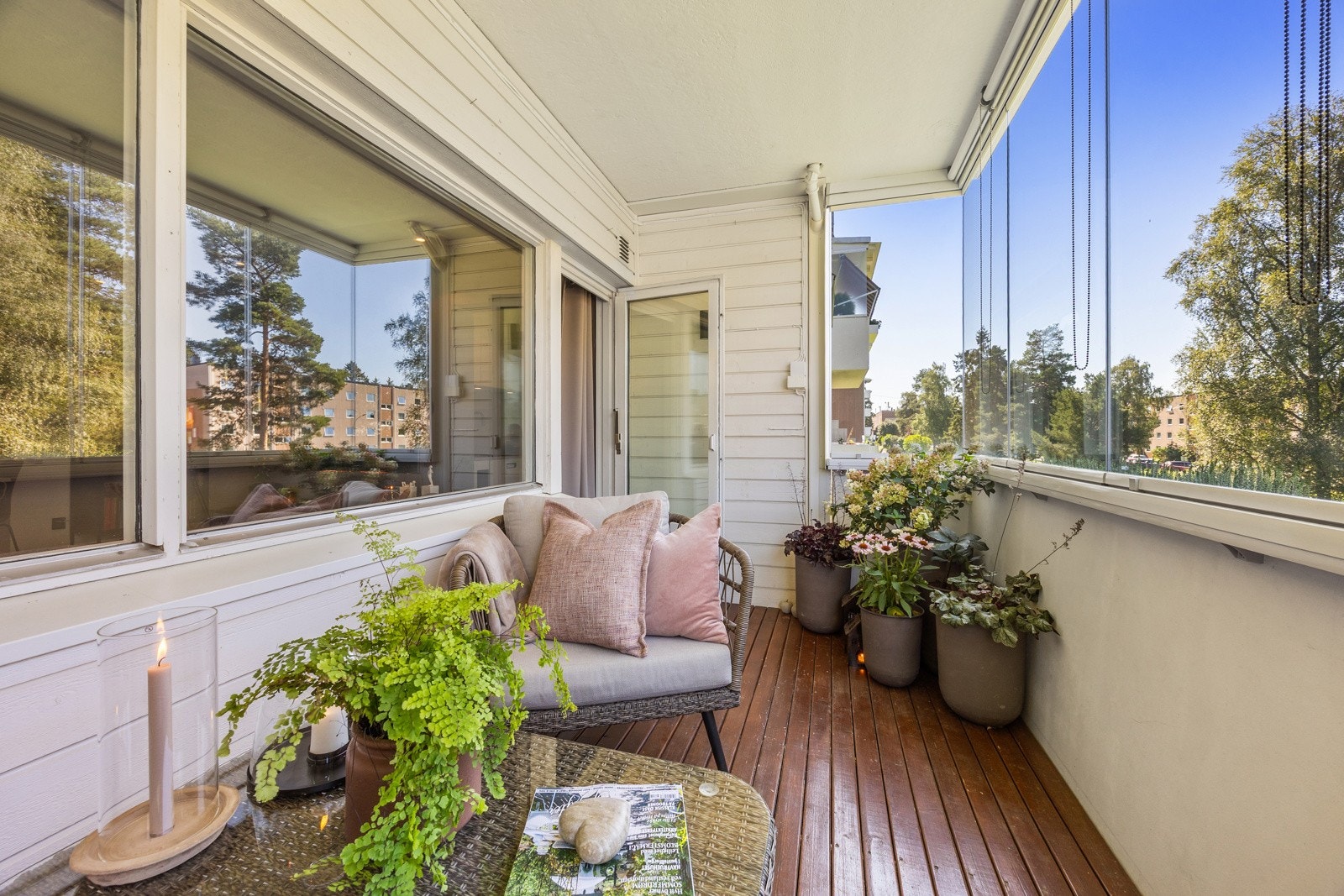 På balkongen er det beiset tredekke og tett rekkverk. Galleribilde