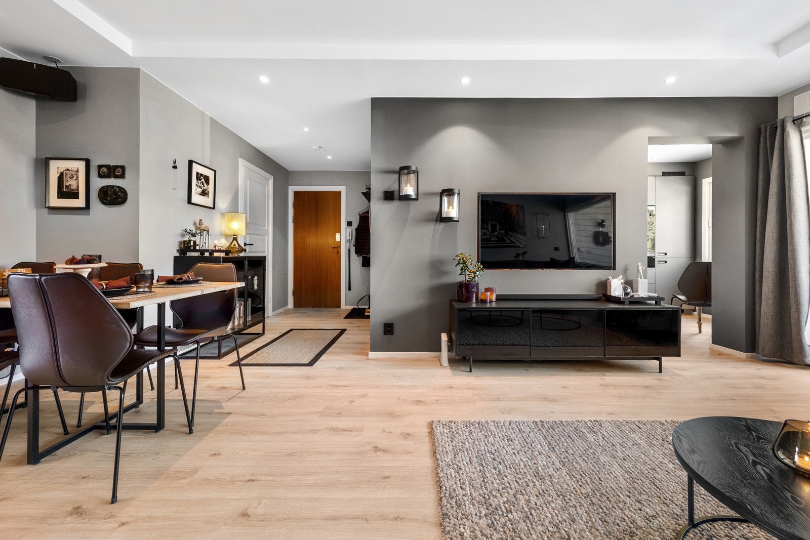 Det ble lagt lyst, enstavs laminatgulv i stuen i 2022. Galleribilde