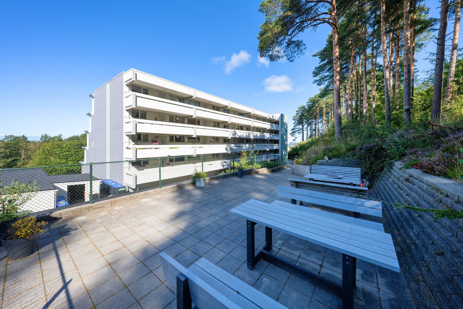 Lun sittegruppe på borettslagets fellesområde. Galleribilde