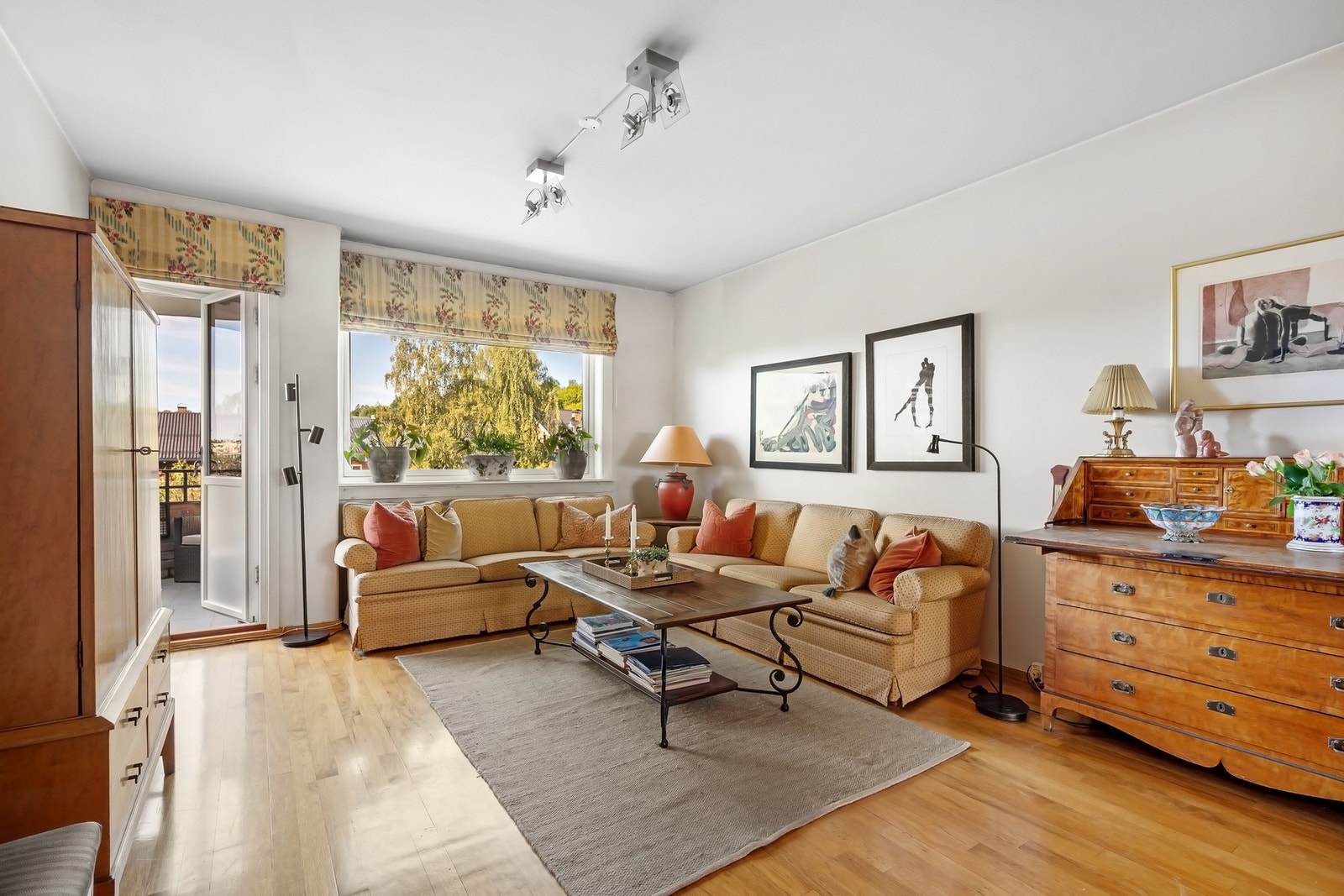 Romslig stue med åpen løsning - God plass til sofagruppe Galleribilde