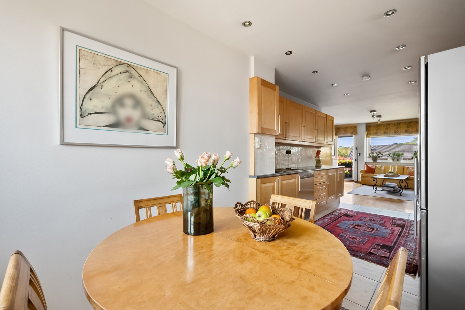 God plass til spisebord på kjøkkenet. Vinduer på begge sider av leiligheten gjør at lyset flommer inn i leiligheten. Galleribilde