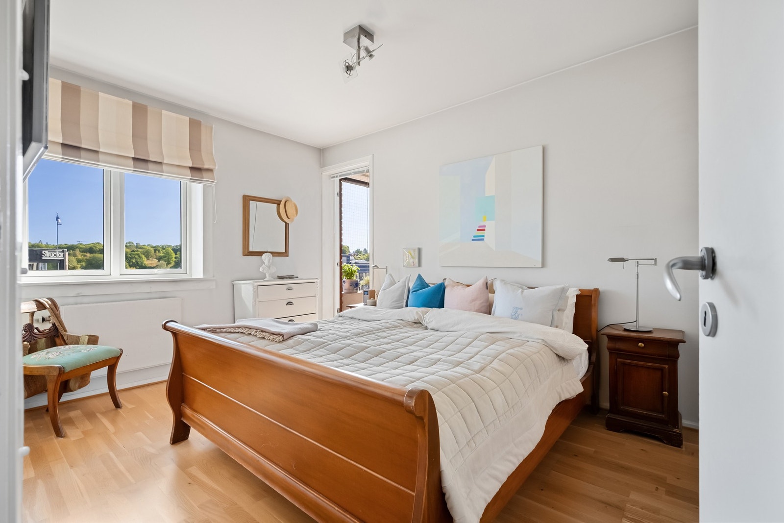 Hovedsoverommet har godt med skap plass og og utgang balkong. Galleribilde