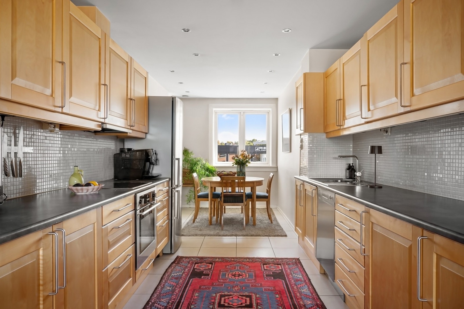 Praktisk og velholdt - Fliser over benk og integrert belysning gir et rent preg. Varmekabler. Galleribilde