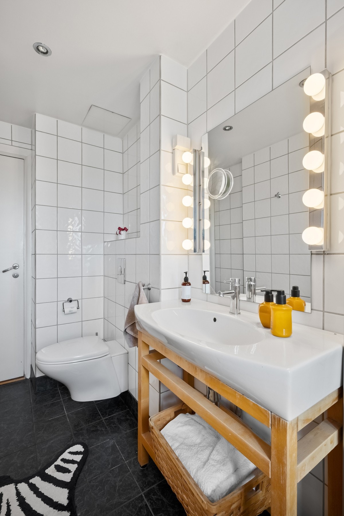 Svingbare glassdører og regnfallsdusj Galleribilde