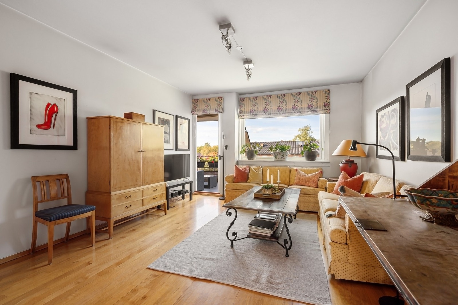 Originalt eikegulv i stuen, i øvrige rom er det eikeparkett og fliser. Galleribilde