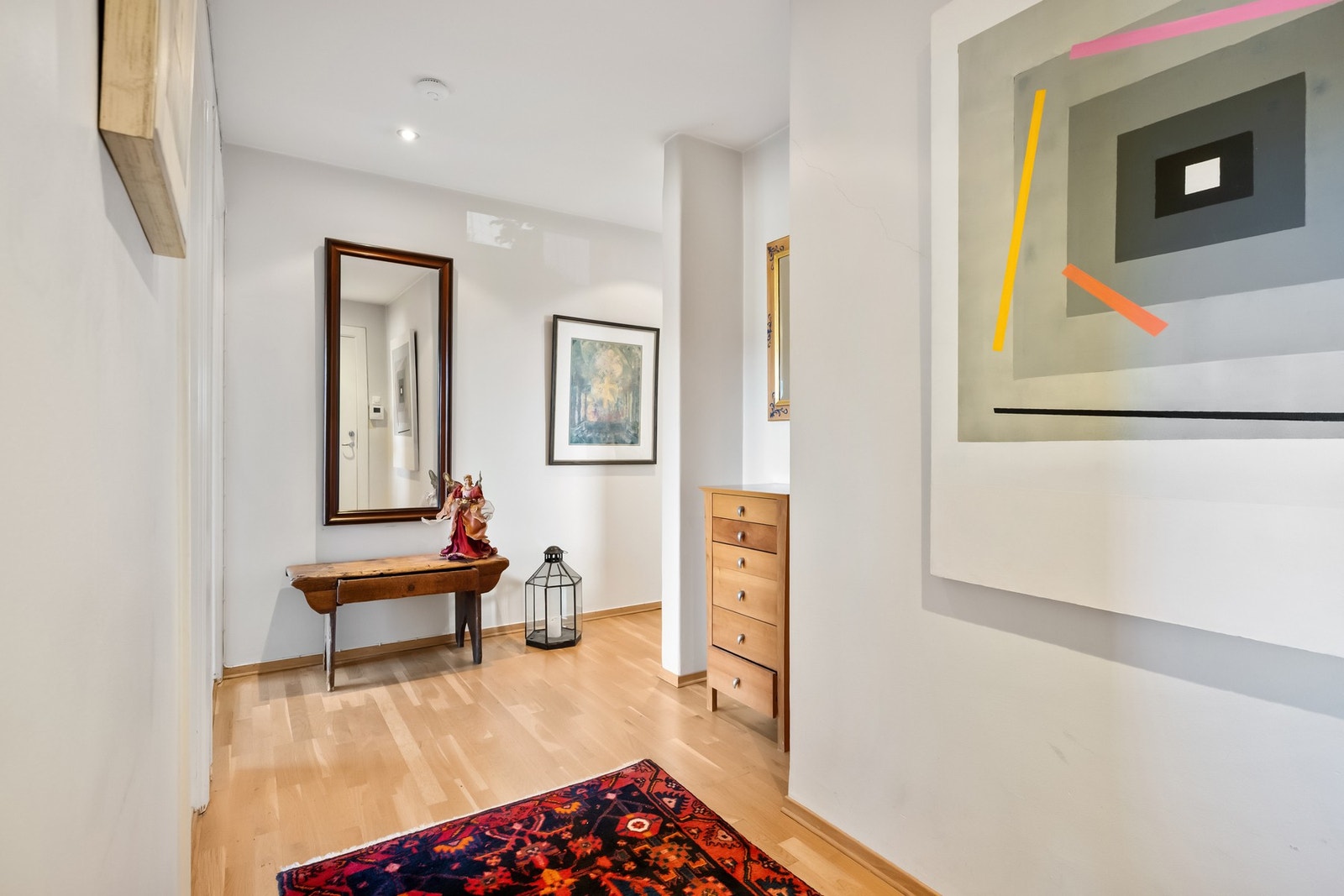 Fra entreen er det adkomst til 3 soverom og bad Galleribilde