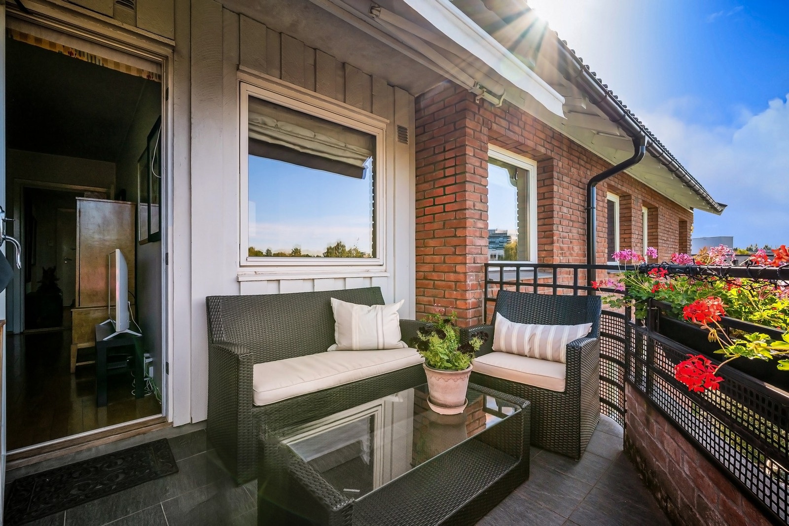 Vestvendt balkong på ca. 7 m² med gode solforhold og markise for varme sommerdager. Galleribilde