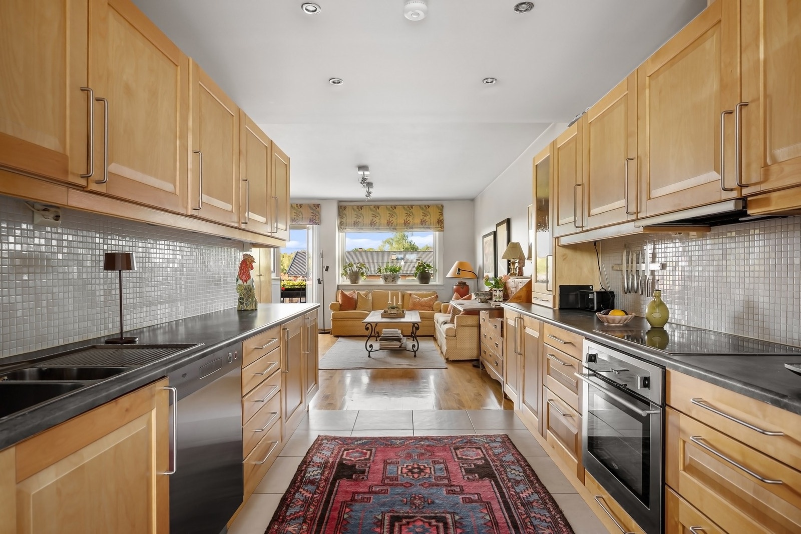 Kjøkken fra Sigdal - Funksjonell innredning med mye skap- og benkeplass Galleribilde