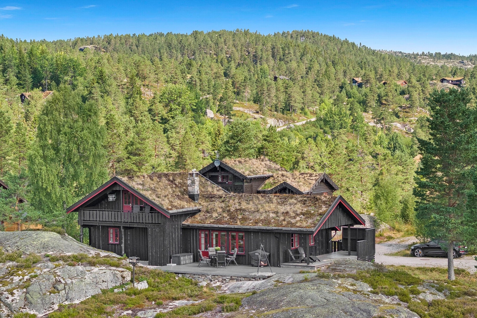 Eiendommen er selveier tomt med naturlig tilpasning i terrenget. Galleribilde