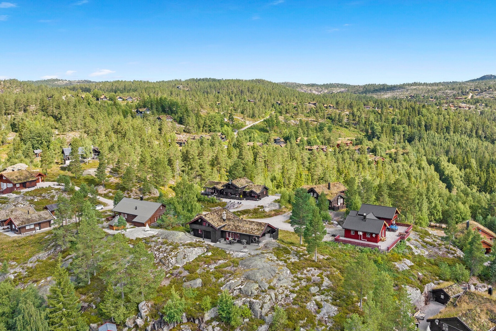 Hyttas beliggenhet gir ro og usjenerte uteplasser. Galleribilde