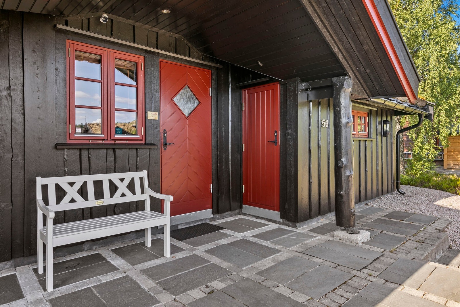 Inngangspartiet og tilgang til en bod. Galleribilde