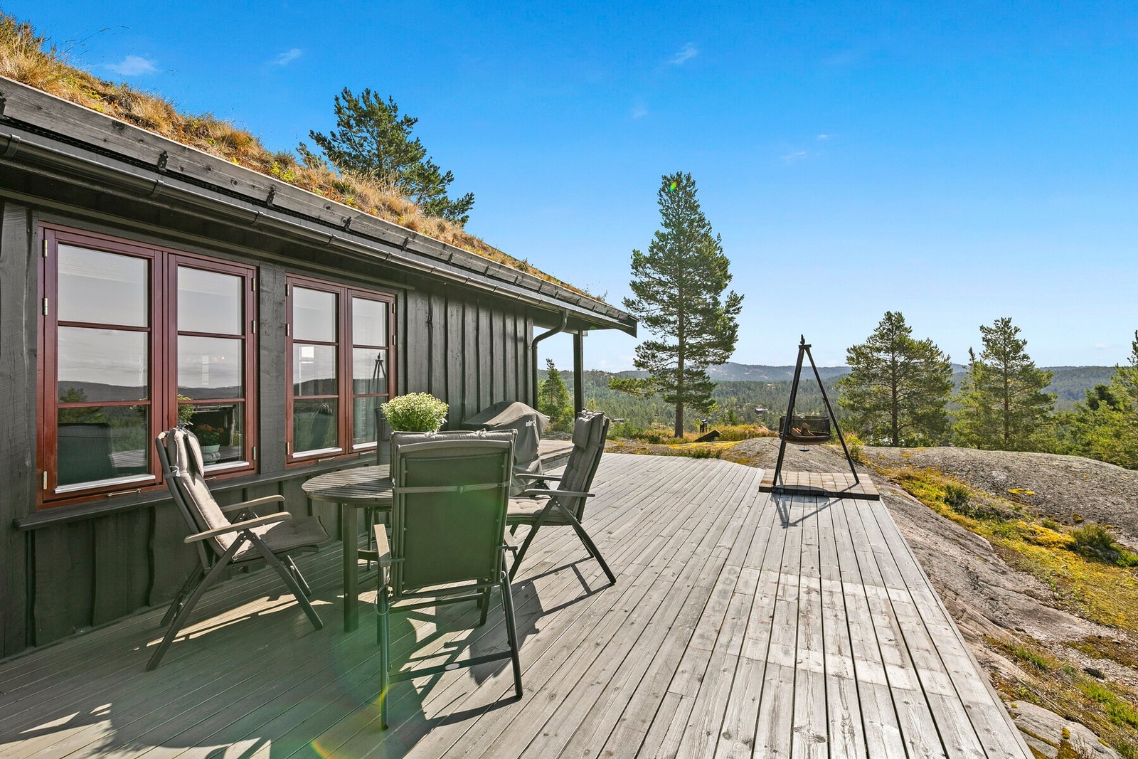 Stor terrasse med naturtomt å øvrige deler av eiendommen. Uteplassene oppleves også som usjenerte. Galleribilde