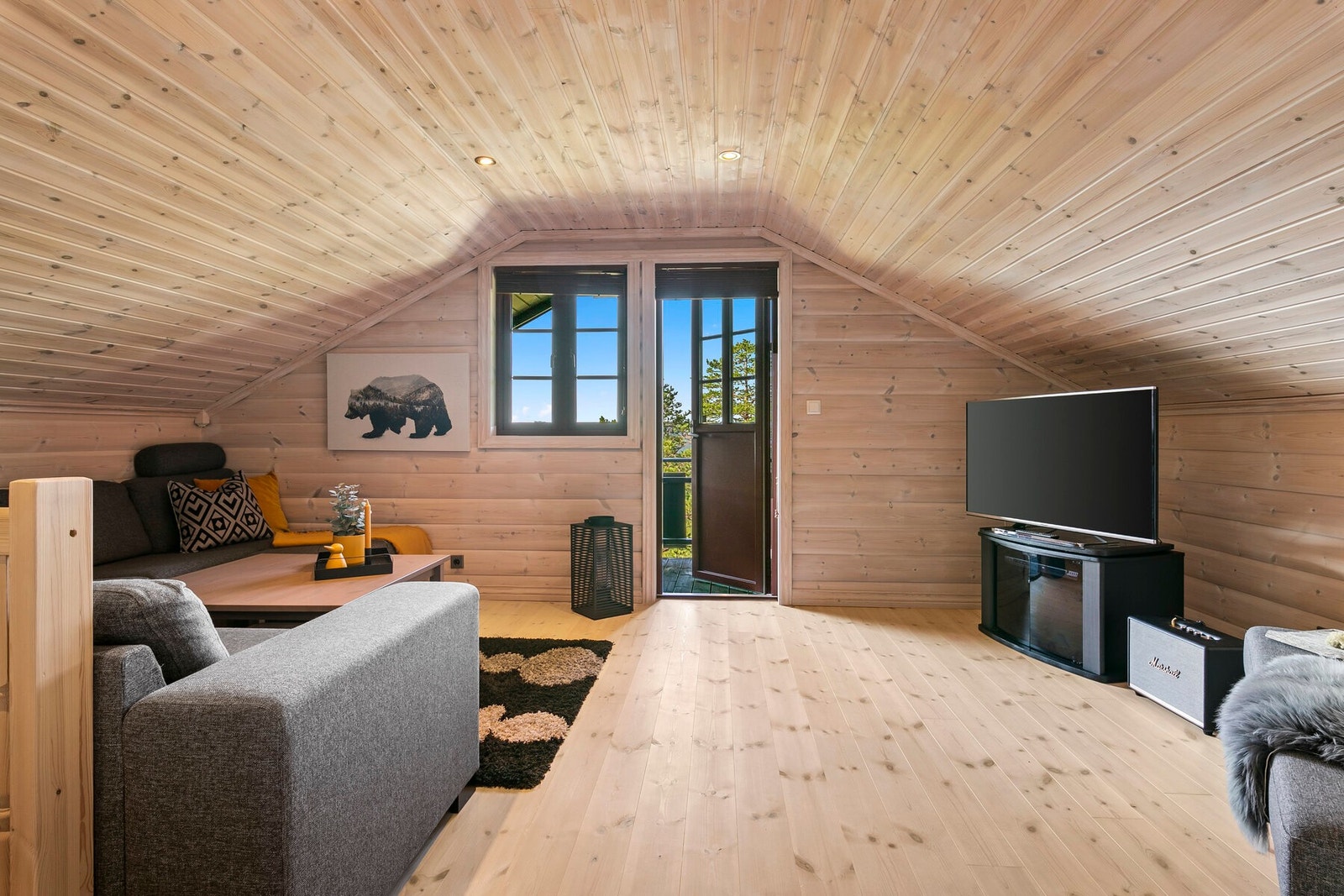 En utrolig praktisk stue som enkelt kan gjøres om til flere soverplasser om man trenger det. Galleribilde