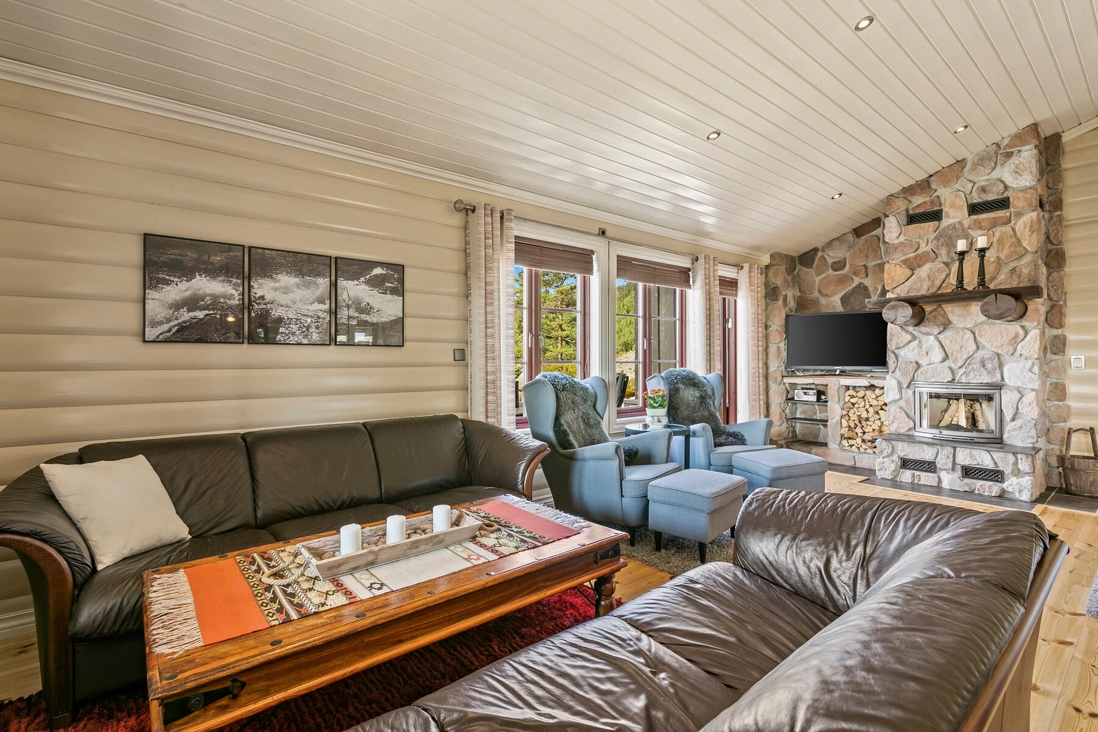 Stuen er lys og tiltalende. God takhøyde i rommet. Galleribilde