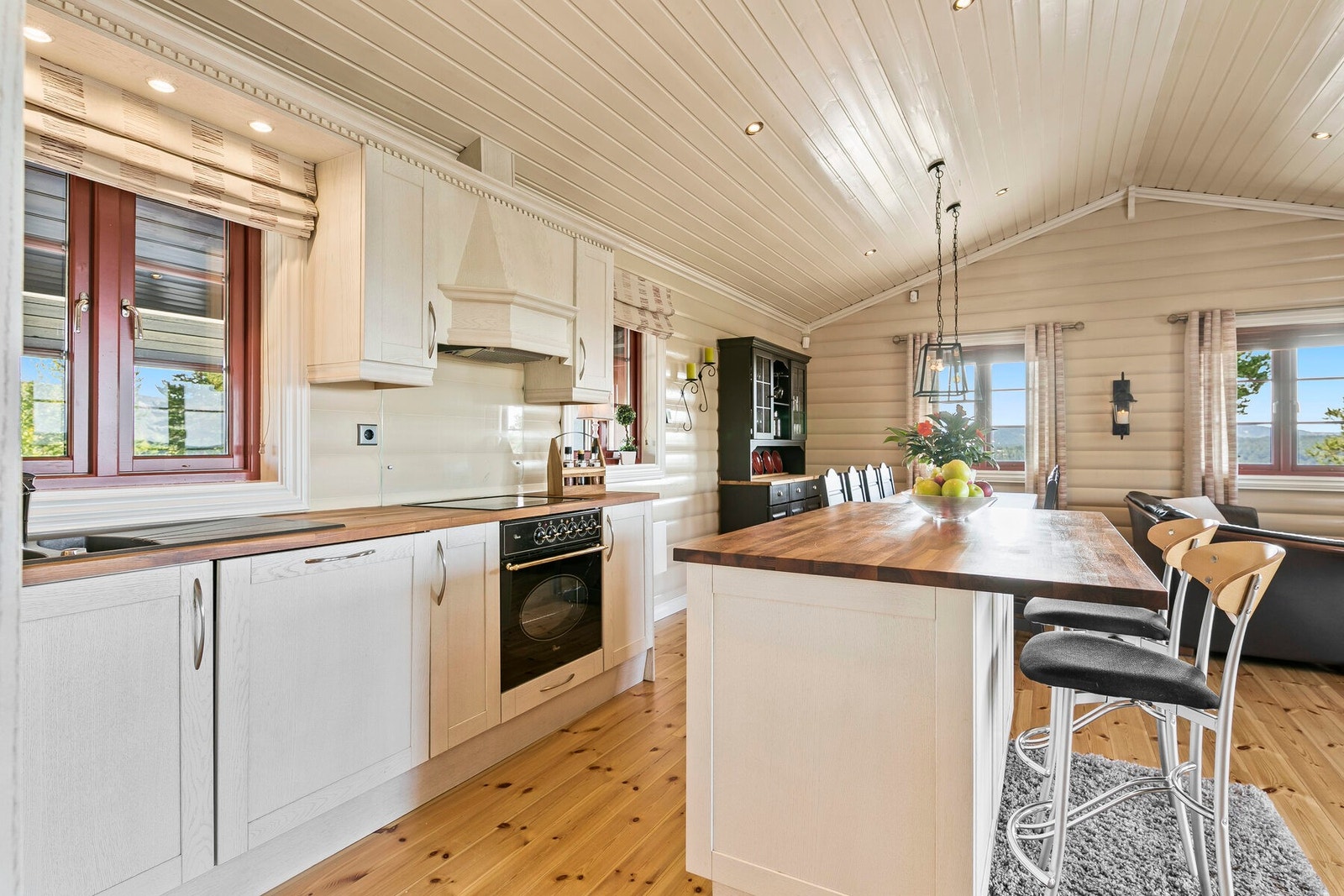 På kjøkkenet er det integrerte hvitevarer. Galleribilde