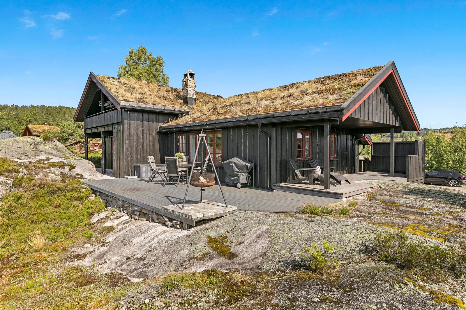 Hytta har store og fine uteplasser med nydelige solforhold. Galleribilde